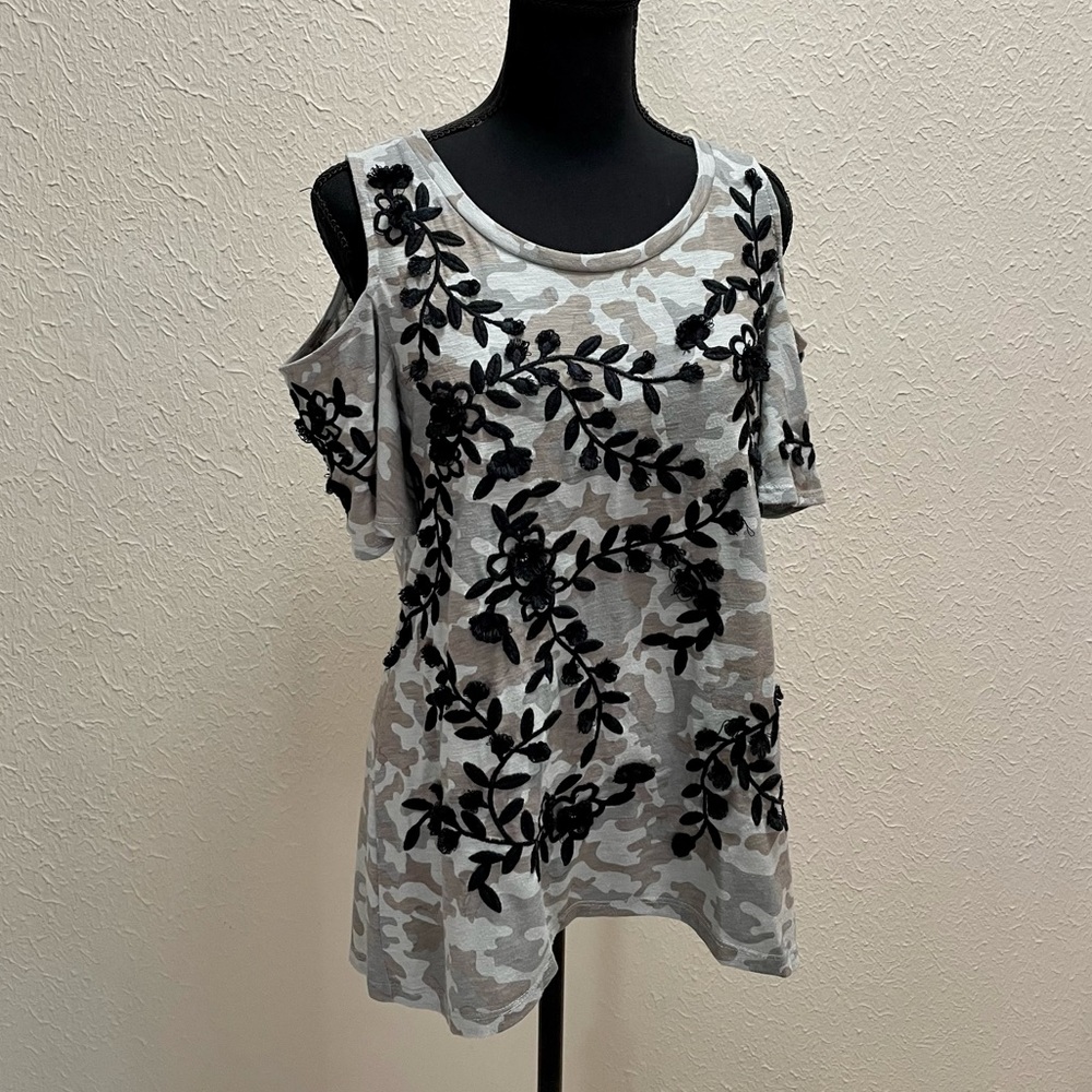 INC Peekaboo shoulder embroidered camouflage shirt Size M